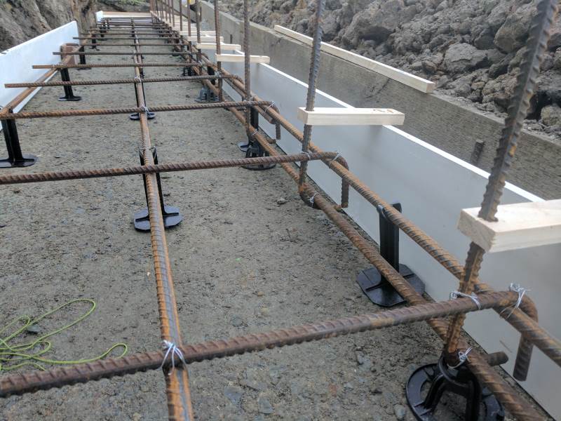Vertical brace for rear retaining wall starter bars